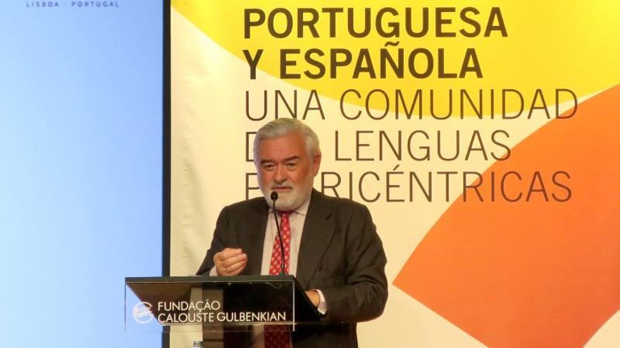 El exdirector de la Real Academia Española (RAE) Darío Villanueva interviene en la I Conferencia Internacional de las Lenguas Portuguesa y Española, celebrada este jueves en Lisboa. La salida del Reino Unido de la Unión Europea representa una oportunidad para que el español y el portugués refuercen su posición dentro del bloque comunitario como lenguas para comunicarse con otras regiones.