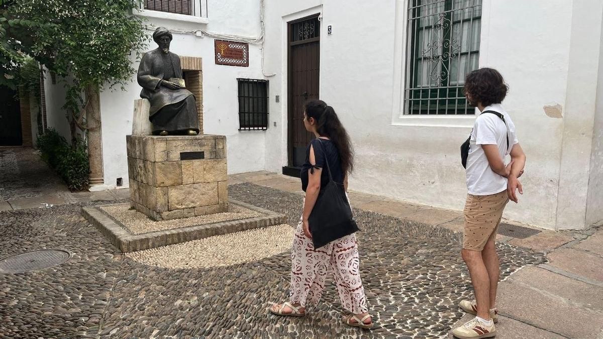 Limpian la escultura de Maimónides tras la pintada nazi