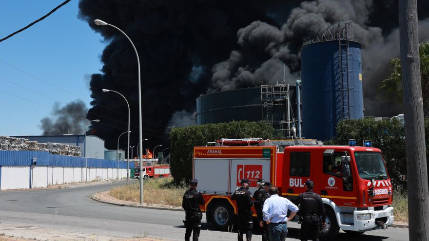 Columna de humo del lugar donde se produjo el incendio en el polígono La Red.