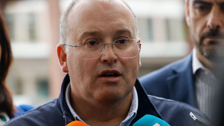 El portavoz del PP en el Congreso de los Diputados, Miguel Tellado, atiende a los medios de comunicación tras presentar este sábado una iniciativa, a debatir en las Cortes y encaminada a que la alta velocidad ferroviaria llegue a Ferrol y Lugo, en un acto en la estación de tren de Ferrol. EFE/Kiko Delgado