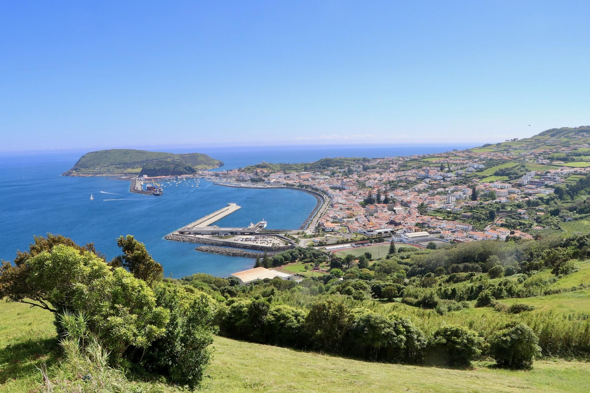 Vista de la ciudad de Horta desde la campiña de Faial.