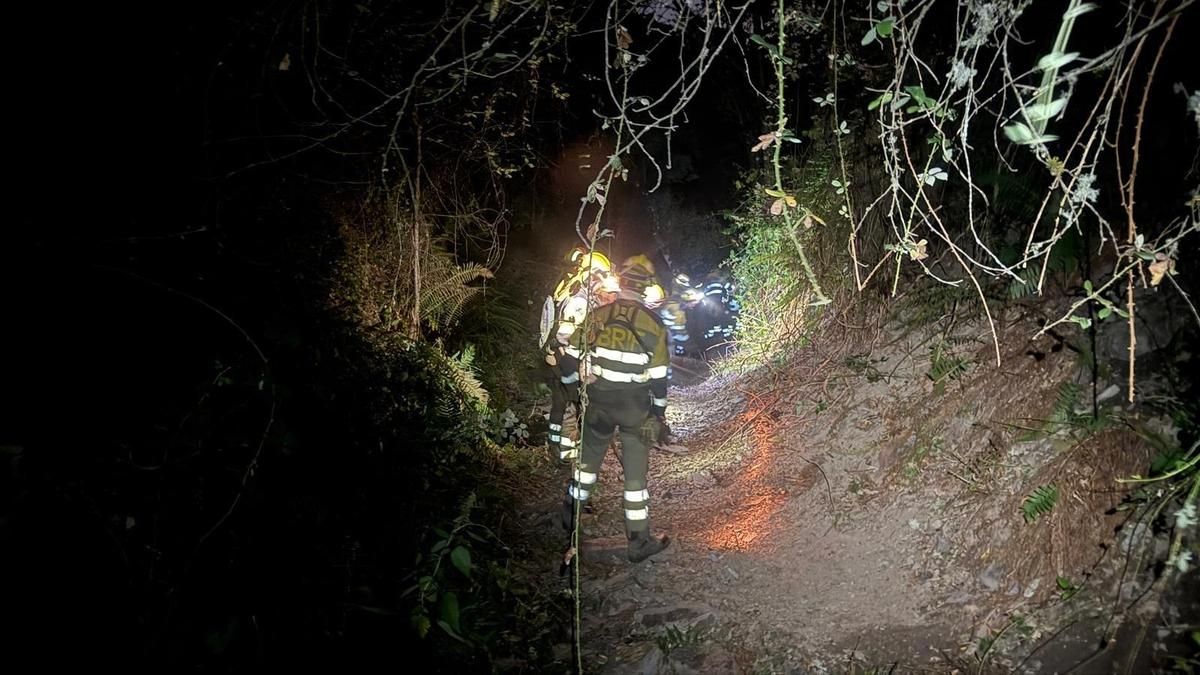 El incendio de Veguellina mantiene tres pueblos evacuados y concentra en León el mayor operativo contra el fuego