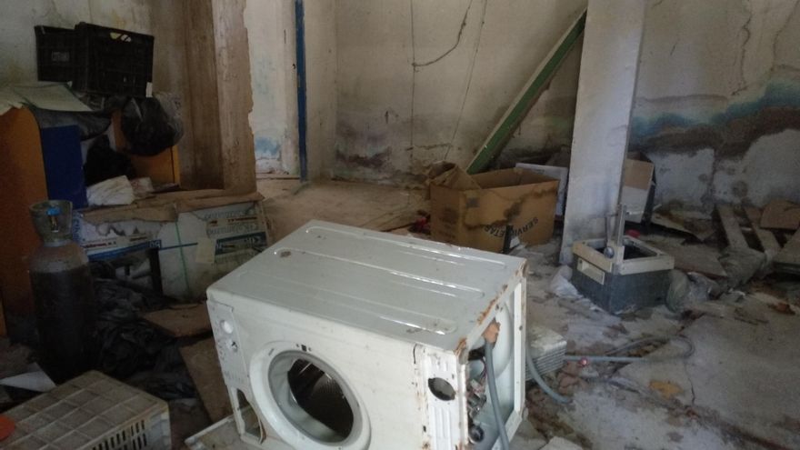 La lavandería conserva una bombona de oxígeno y una lavadora rota, tirada en el suelo.