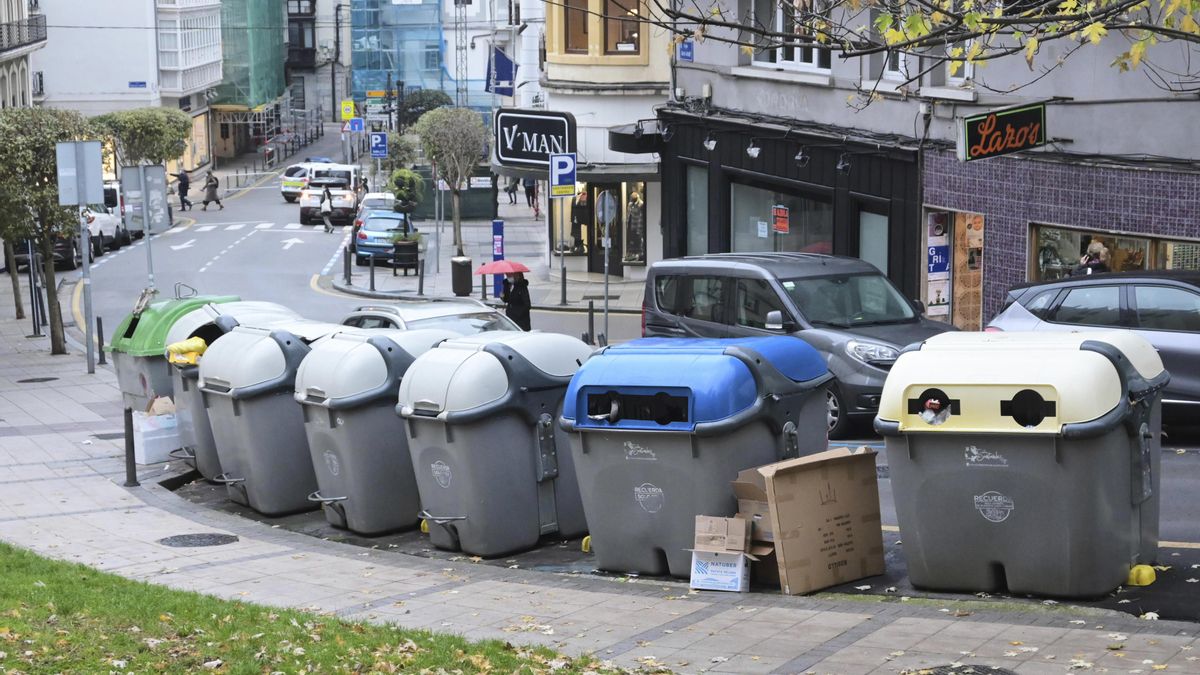 Varios contenedores de basura en Santander.