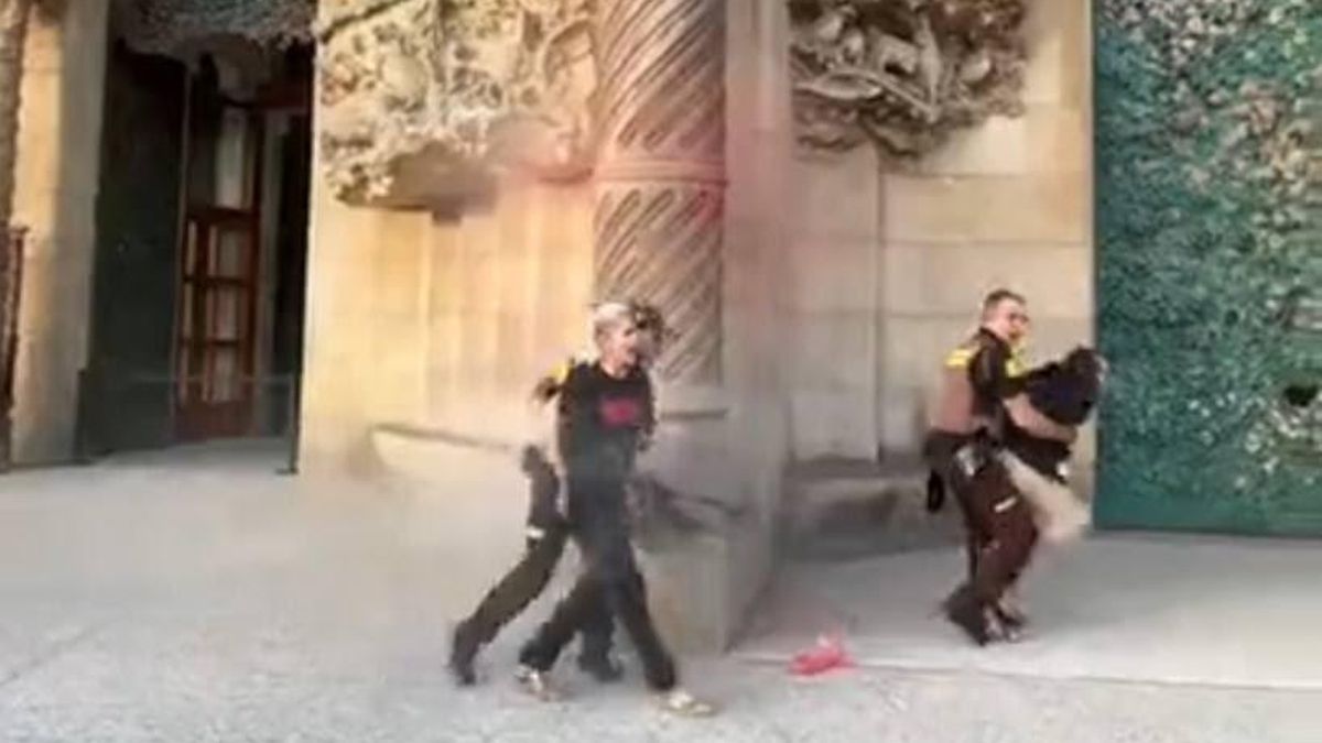Activistas ecologistas lanzan tinte contra la fachada de la Sagrada Familia para protestar contra los incendios