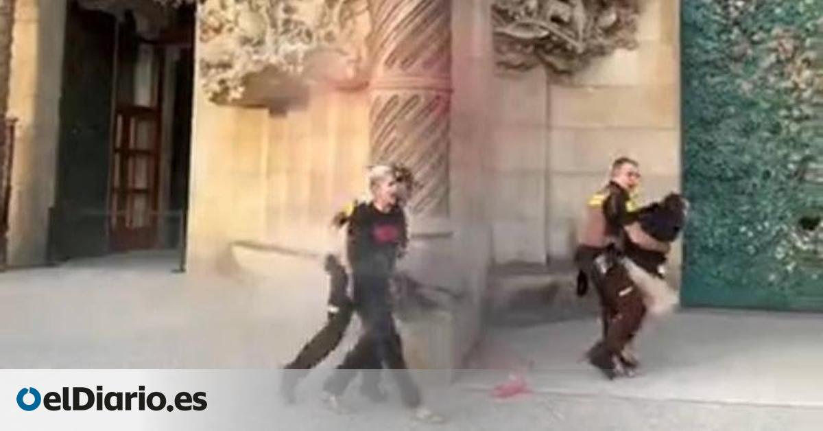Activistas ecologistas lanzan tinte contra la fachada de la Sagrada Familia para protestar contra los incendios