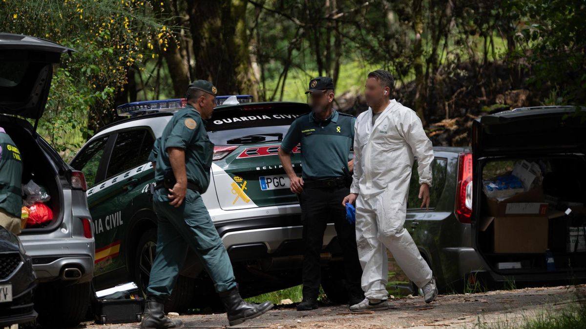 Agentes de la Guardia Civil en el lugar en el que se encontraron los cuerpos calcinados, el pasado 31 de mayo en Campo Lameiro, (Pontevedra)