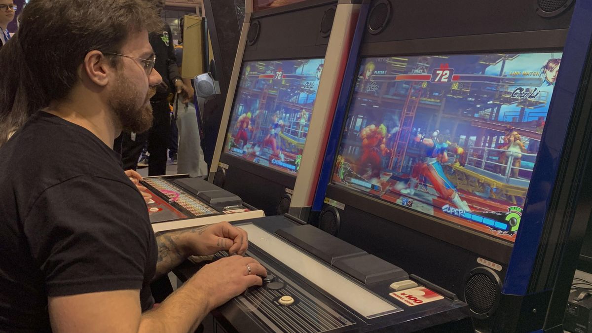 Una persona de 40 años juega una partida del simulador de peleas 'Street Fighter'.