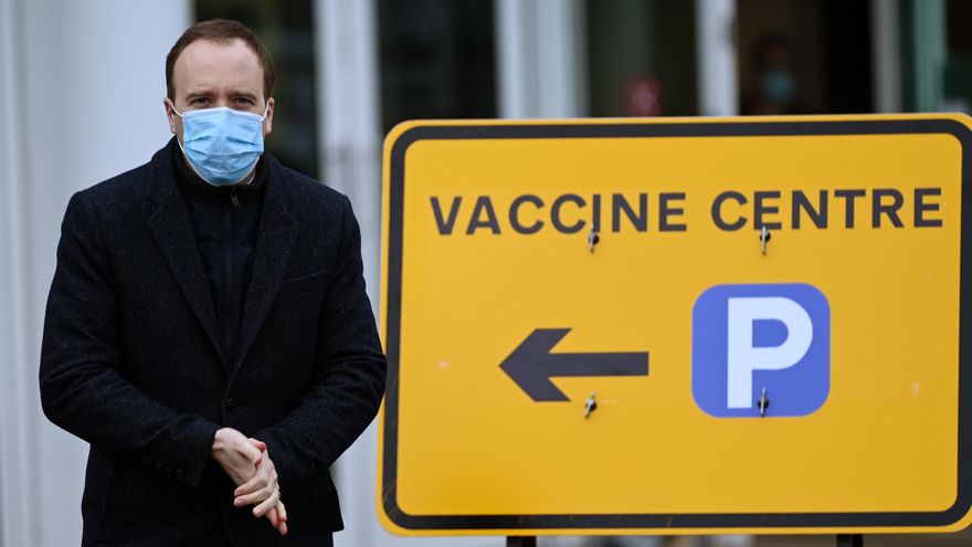 El ministro de Sanidad británico, Matt Hancock, en un centro de vacunación en Epsom, Reino Unido. EFE/EPA/ANDY RAIN