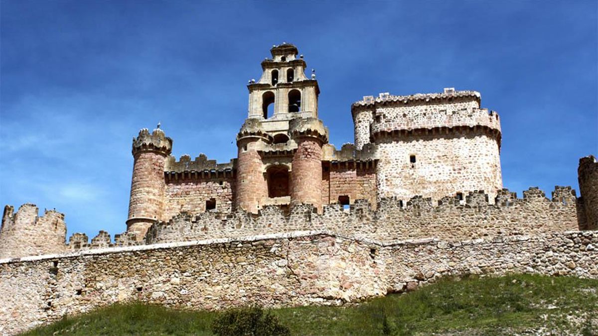 El pequeño pueblo de Segovia que alberga una fortaleza medieval del siglo XV con una iglesia en su interior