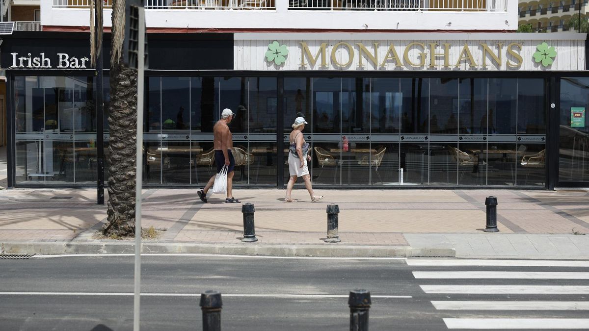 Dos personas han fallecido en el transcurso de un tiroteo que se ha producido en un bar irlandés del paseo marítimo de la ciudad malagueña de Fuengirola.