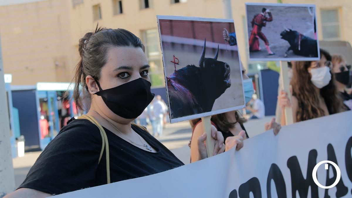 Manifestación en contra de la corrida de toros en el Coso de los Califas