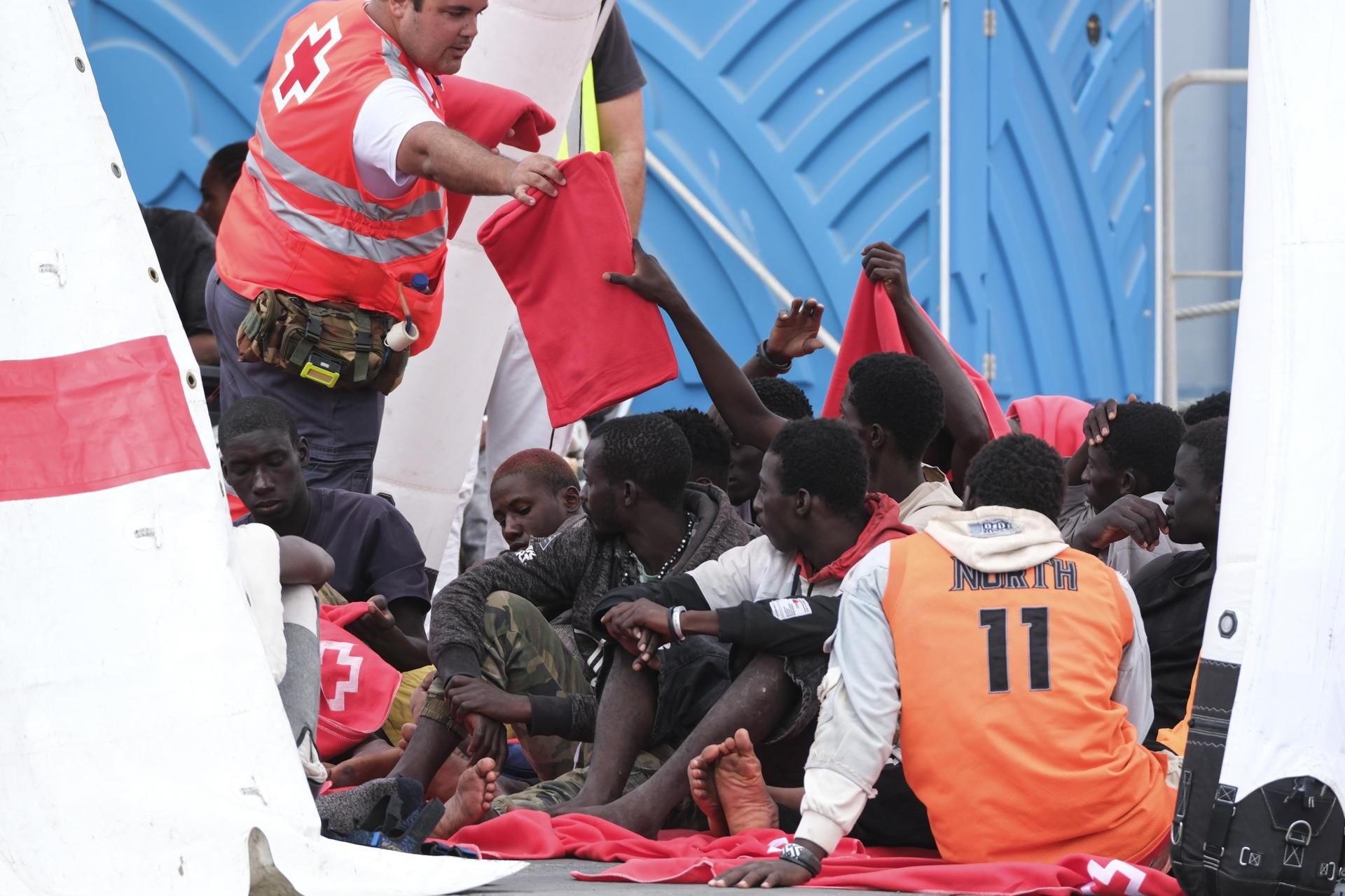 Los ocupantes de un cayuco, más de un centenar, según el primer recuento, que fueron localizados en aguas cercanas a Tenerife y los ha trasladado al puerto de Los Cristianos, donde han sido atendidos por la Cruz Roja.