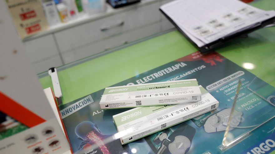 Las farmacias de Madrid se quedan sin test de antígenos: no han llegado los de Ayuso y se han acabado los de pago