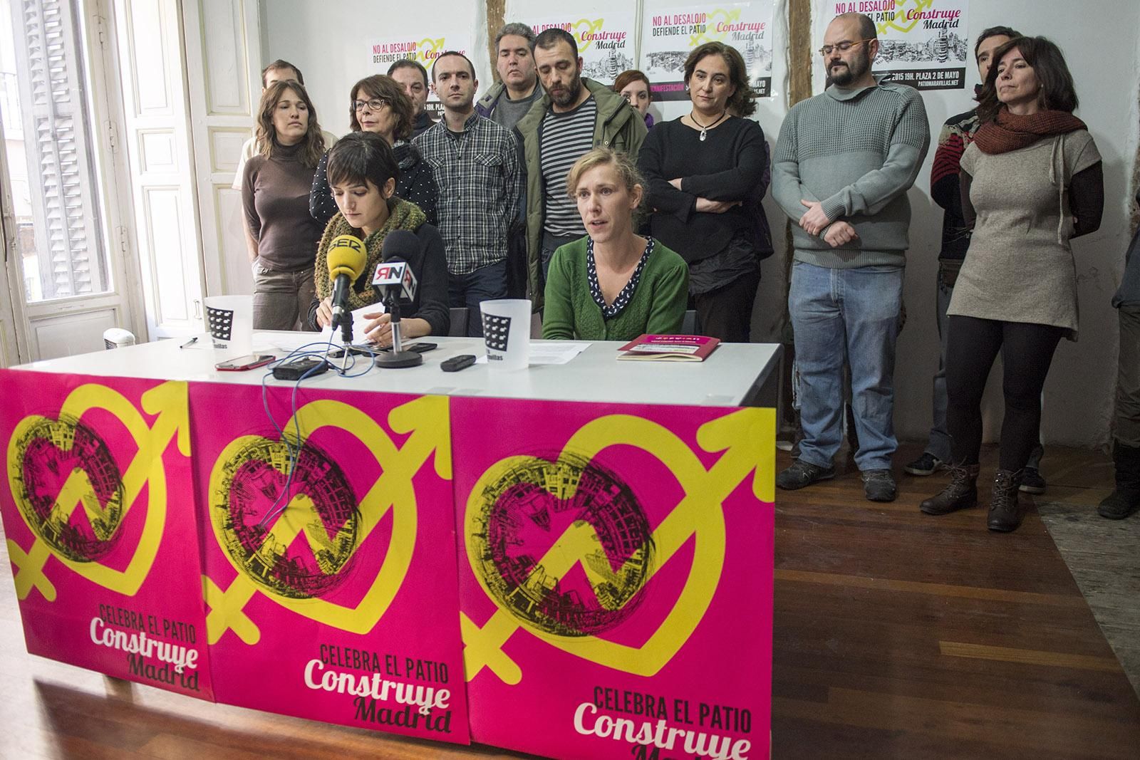 Rueda de prensa en el Patio Maravillas.  Dos portavoces de El Patio Maravillas junto a representantes de grupos políticos y movimientos sociales  apoyaron la okupación en su sede de la calle del Pez el 8 de enero de 2015, días después del intento de okupación de un edificio en la zona de Alonso Martinez. Al acto acudieron representantes de Ganemos Madrid (Pablo Carmona), la FRAVM (Nacho Murgui), Podemos (Luis Alegre Zahonero), IU (María Espinosa), EQUO (Inés Sabanés) o Ecologistas en Acción (Yayo Herrero),  junto a Ada Colau, entonces de la plataforma de Barcelona Guayem y hoy alcaldesa de la ciudad .