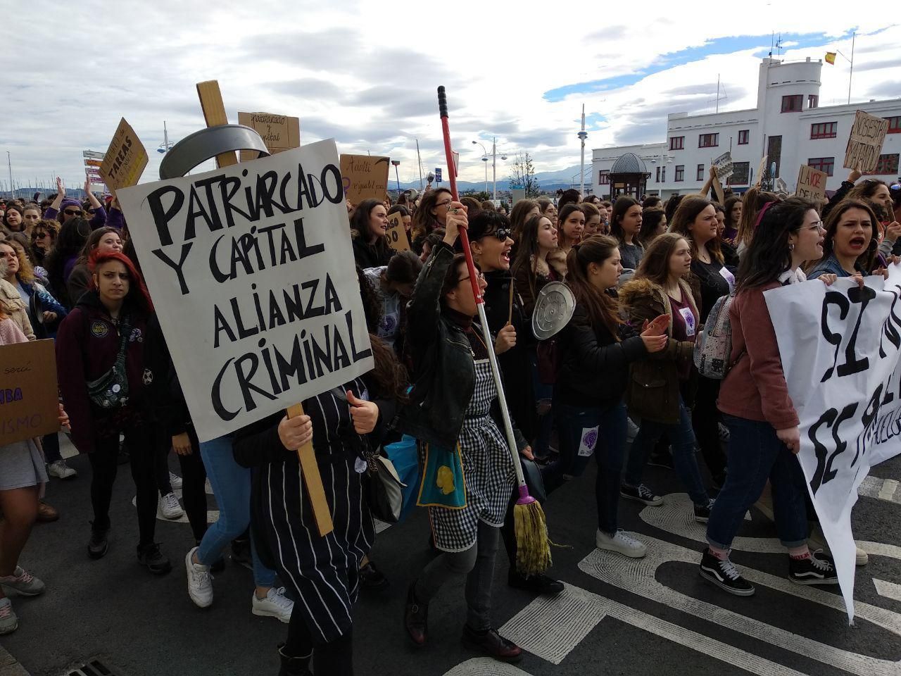 Pancarta con el lema 'Patriarcado y capital alianza criminal' durante el pasacalles. | RUBÉN ALONSO