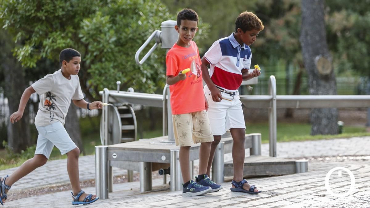 Niños saharauis del programa 'Vacaciones en paz' visitan la Ciudad de los Niños.