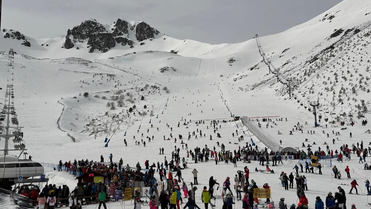 Casi 6.800 esquiadores pasaron por San Isidro y Leitariegos en un fin de semana condicionado por la nieve y el viento