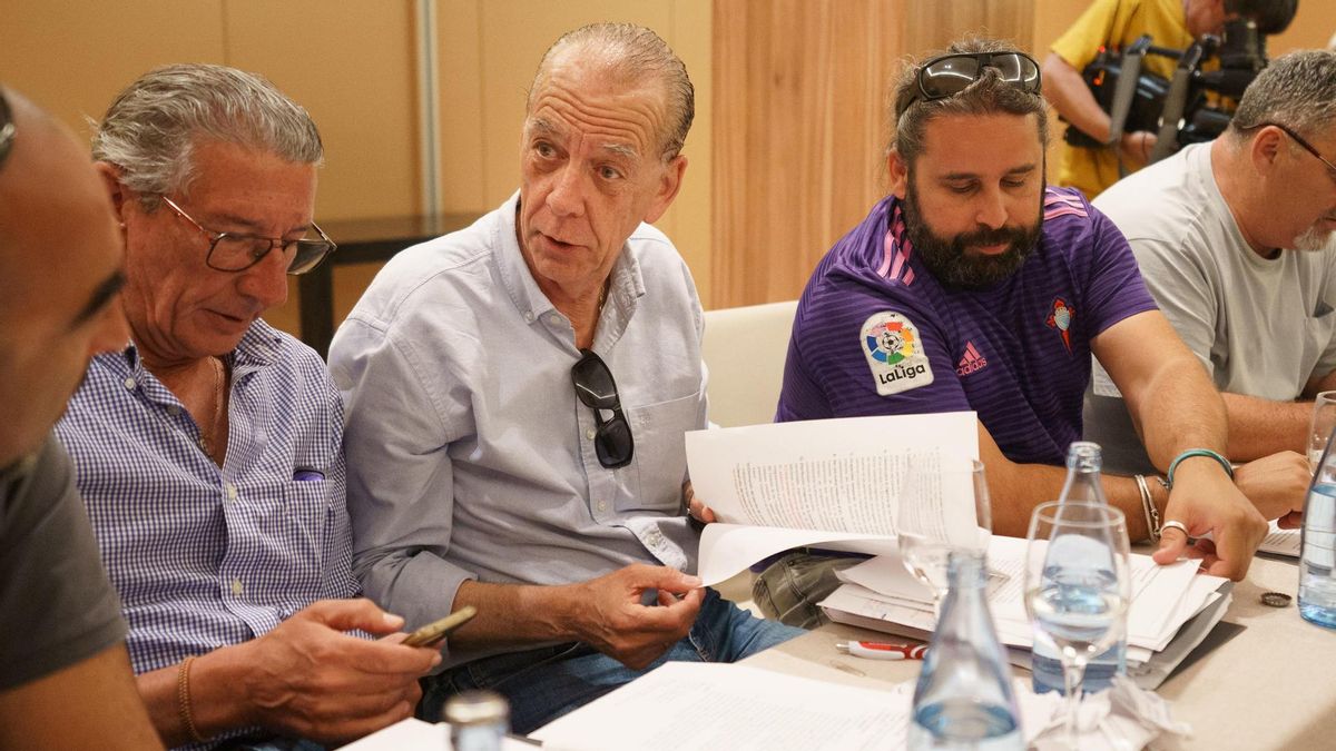 El secretario de organización de la Federación Sindical Canaria (Sindicalistas de Base de Canarias), Manuel Fitas (c) durante la reunión que patronales y sindicatos del sector de la hostelería en la provincia de Santa Cruz de Tenerife mantienen para desbloquear las negociaciones del convenio colectivo con la amenaza de una huelga todos los viernes de julio y agosto.