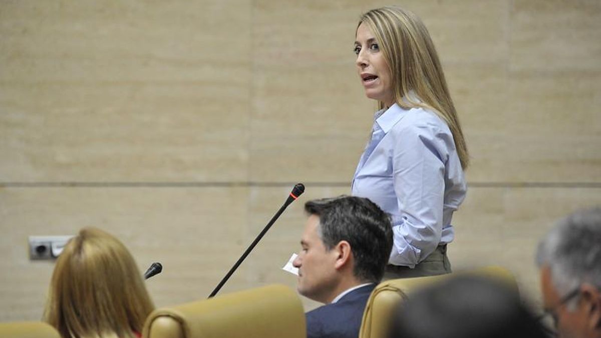 La presidenta de la Junta de Extremadura, María Guardiola, durante su intervención este jueves en el pleno