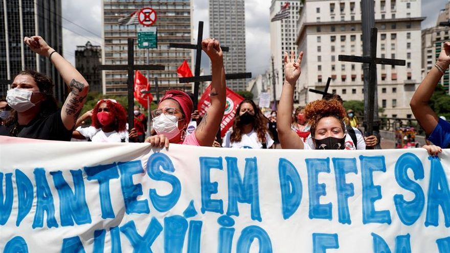 Mujeres parte del colectivo Mujeres por la Vida participan en una protesta contra el presidente de Brasil, Jair Bolsonaro, en el marco del Día de la Mujer, en São Paulo (Brasil). Miles de mujeres se toman este lunes las calles de diferentes ciudades de latinoamérica para reivindicar sus derechos y alzar su voz un año más en contra de la violencia machista, la desigualdad y la crisis económica, que han recrudecido en el último año debido a la pandemia.