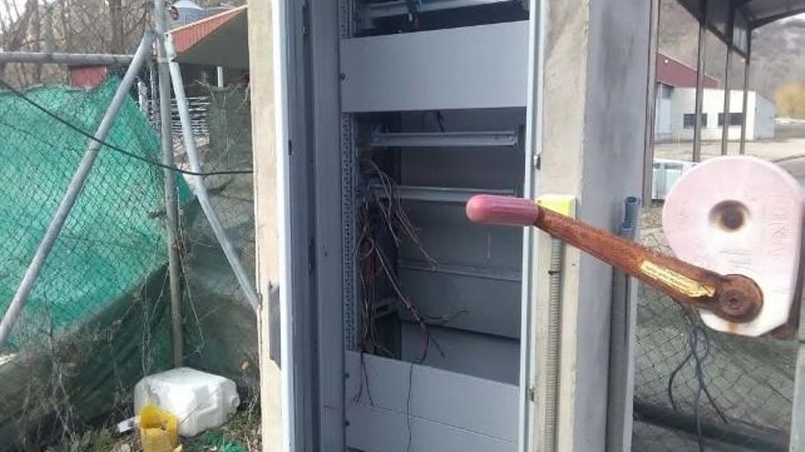 Los 'cacos' se han llevado toda la instalación eléctrica y de control.