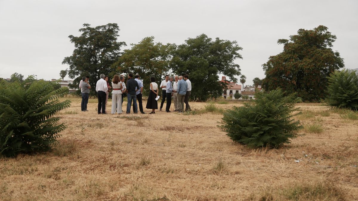 Visita la zona donde comenzarán las obras del Parque de Miralbaida