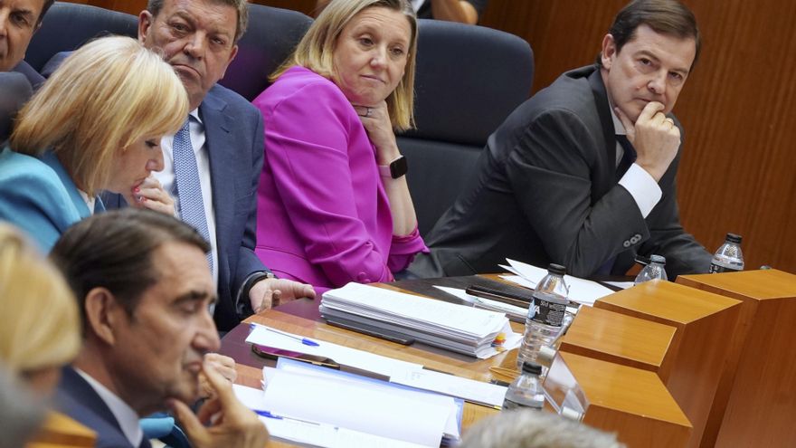 La oposición de Castilla y León se prepara para el nuevo ciclo electoral, marcado por la parálisis, los incendios y la trama eólica