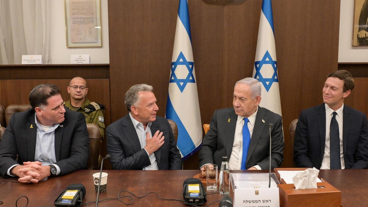 Benjamín Netanyahu (2º por la dcha) junto a Jared Kushner (dcha) y Steve Witkoff (2º por la izq) en la madrugada del 10 de octubre de 2025.