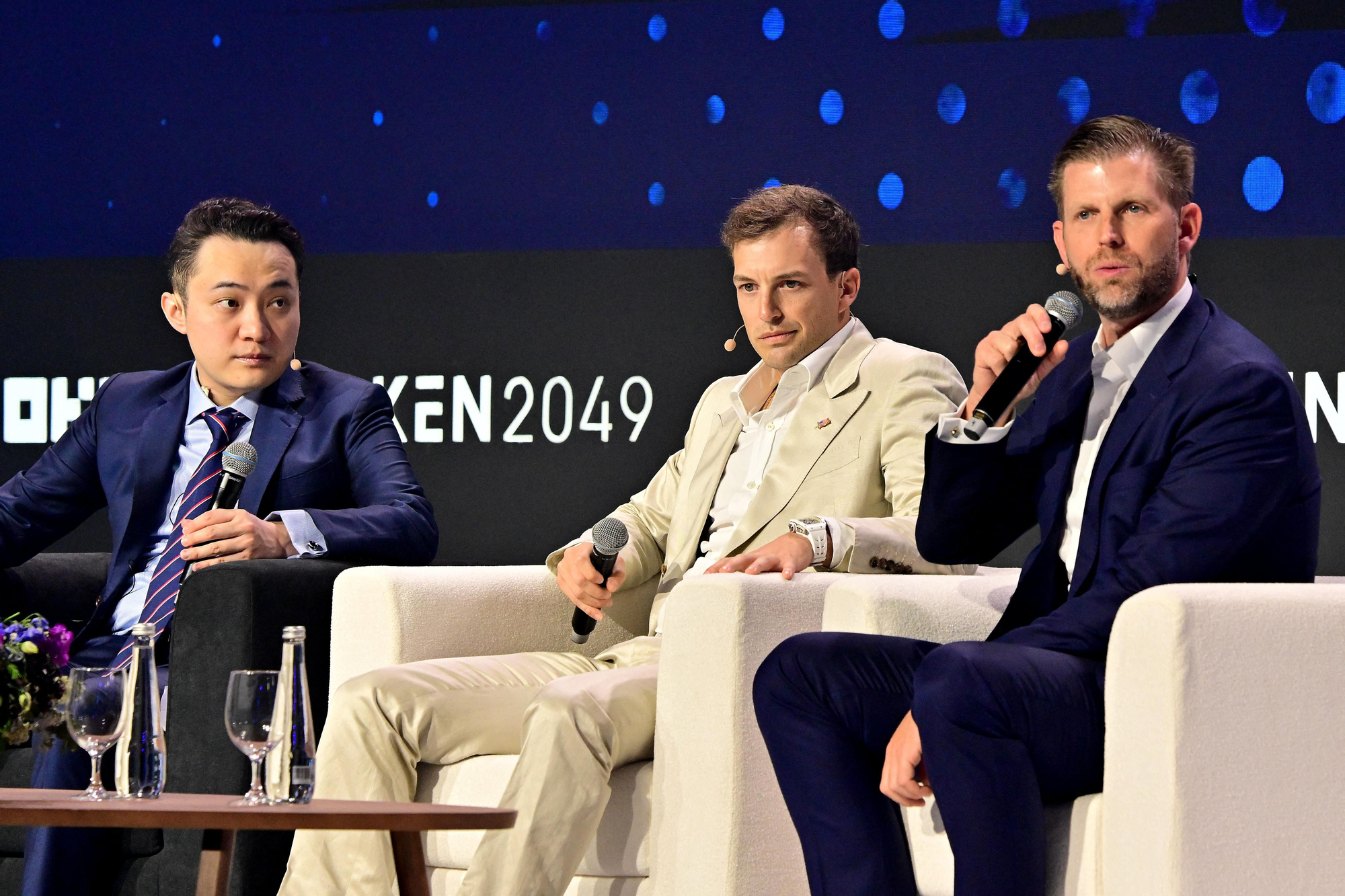 El vicepresidente ejecutivo de la Organización Trump, Eric Trump (derecha); el cofundador de World Liberty Financial, Zach Witkoff (centro); y el fundador de la plataforma de intercambio de criptomonedas Tron, Justin Sun (izquierda), en la conferencia cripto Token2049 en Dubái el 1 de mayo de 2025.