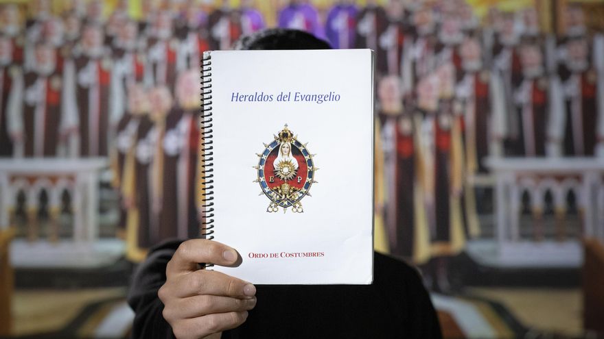 El libro que pauta la vida de los Heraldos del Evangelio: "No saldrá de casa sin que se le asigne acompañante"