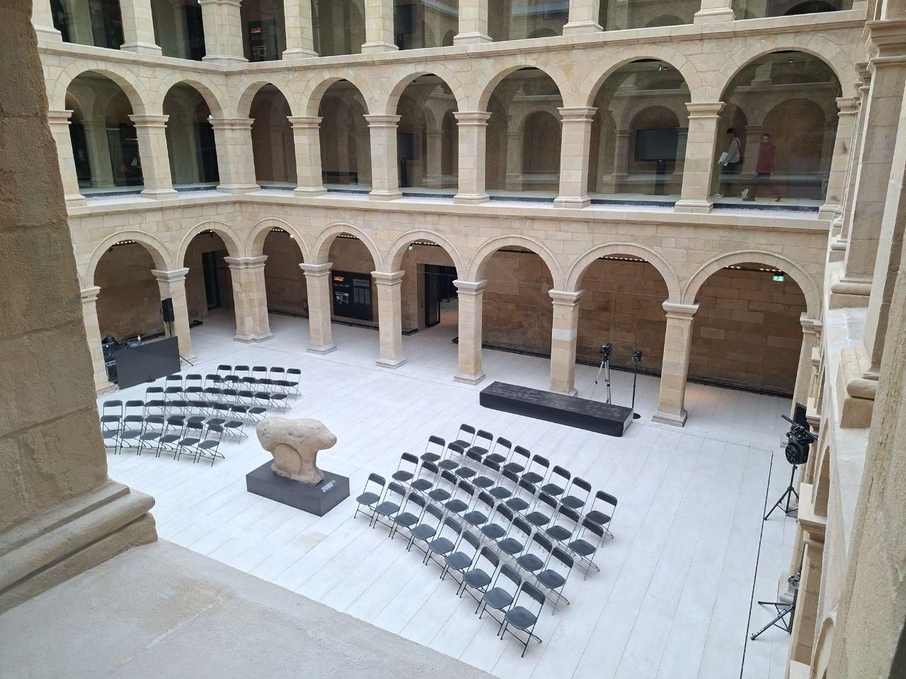 Atrio del Museo Vasco de Bilbao visto desde arriba