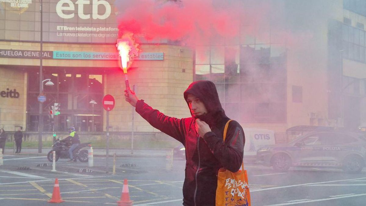 Un trabajador con una bengala