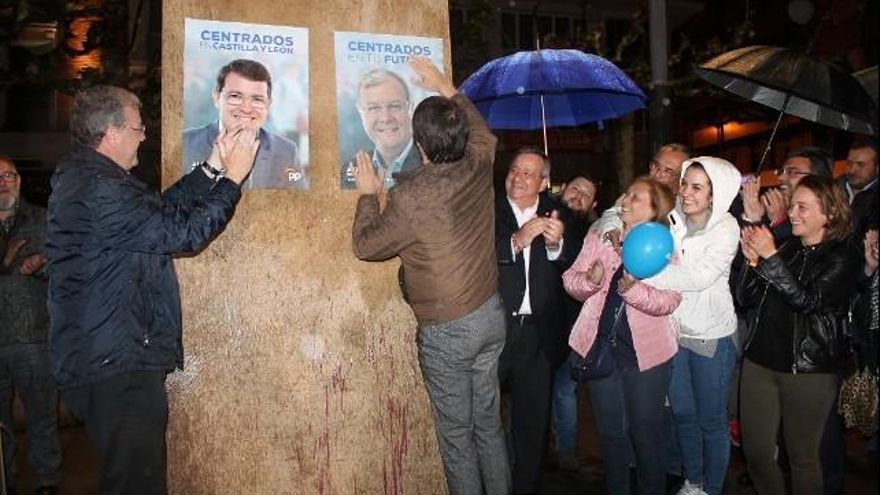 Pegada de carteles del PP, con Antonio Silván y Juan Carlos Suárez-Quiñones