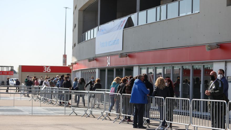 arias personas acuden a un dispositivo de vacunación contra la COVID-19 con la vacuna de AstraZeneca en el estadio Wanda Metropolitano, en Madrid