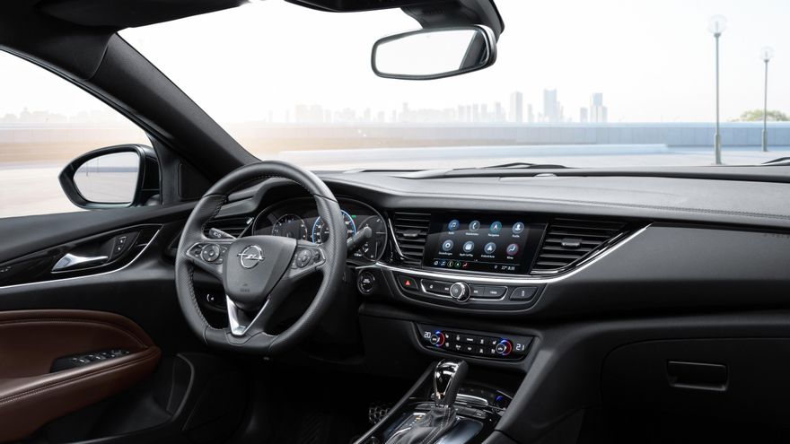 El Opel Insignia incluye la función de frenada automática al circular marcha atrás con detección de peatones (además de vehículos).