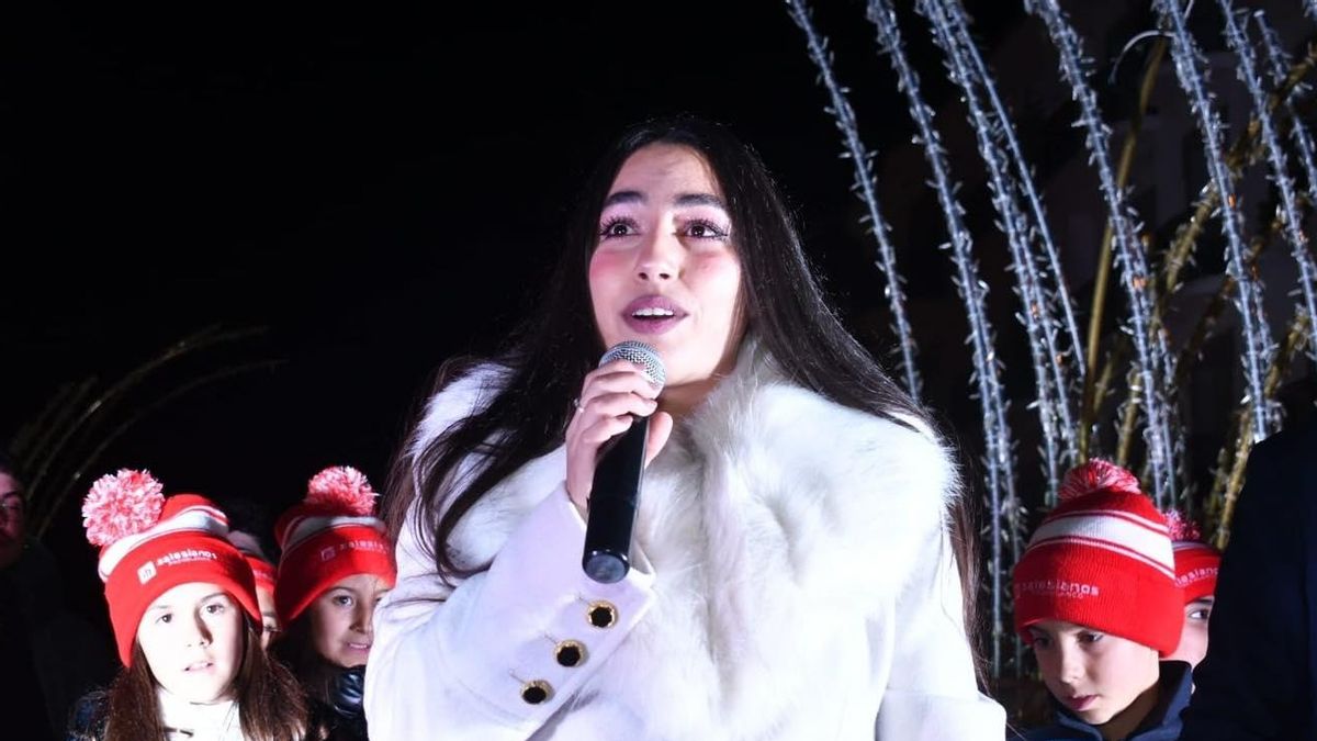 Emotivo homenaje de María José Llergo a su abuelo en el encendido navideño de Pozoblanco