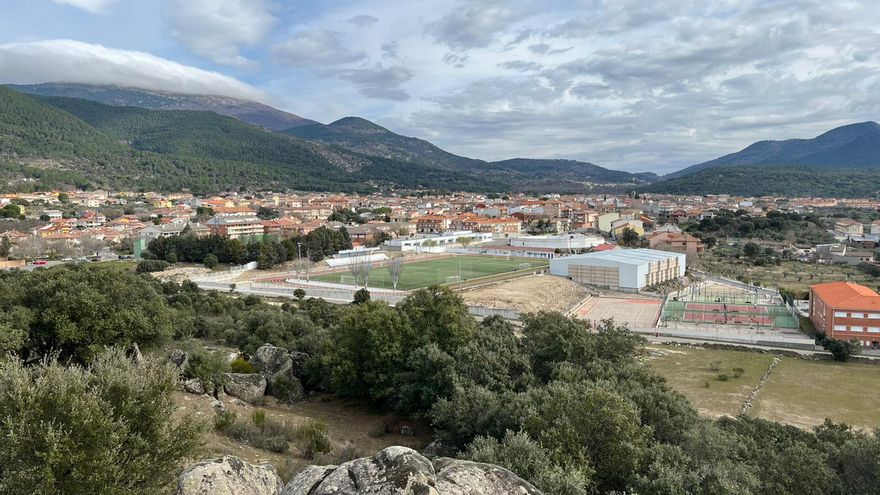 Todos son Ayuso en el pueblo de la presidenta y el empresario