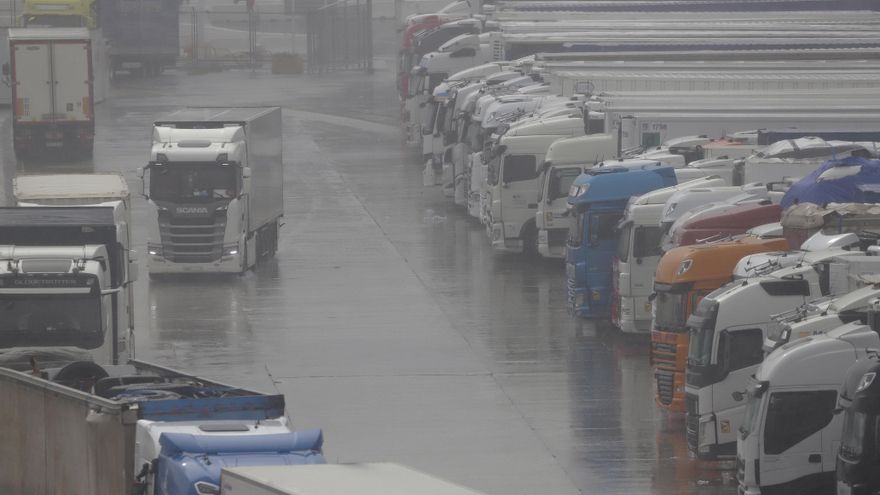 Camiones parados en los accesos al Puerto de Algeciras durante la borrasca Joseph, a finales de enero.