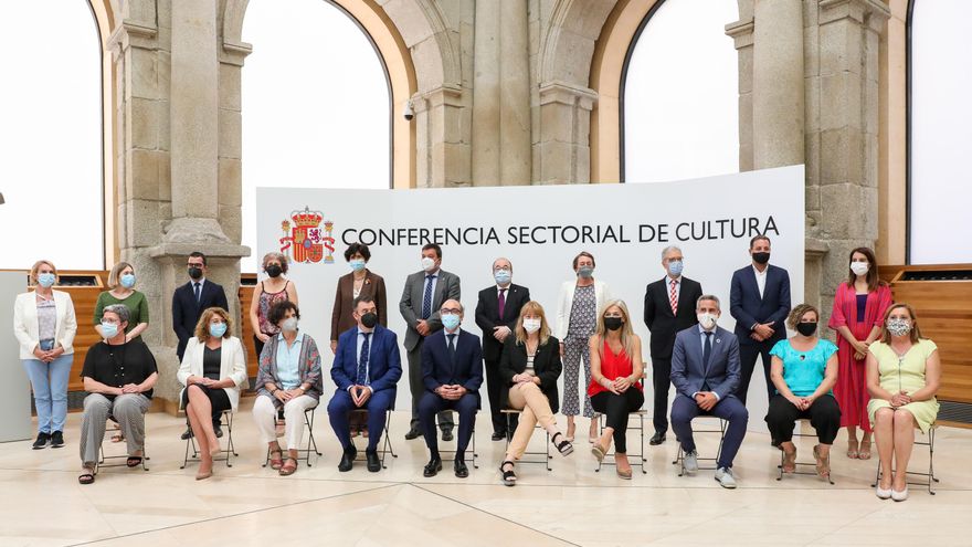 Foto de familia de los consejeros de cultura de cada comunidad autónoma posando para la XXIX Reunión del Pleno de la Conferencia Sectorial de Cultura, en el Claustro de los Jerónimos del Museo Nacional del Prado, a 23 de julio de 2021, en Madrid (España).