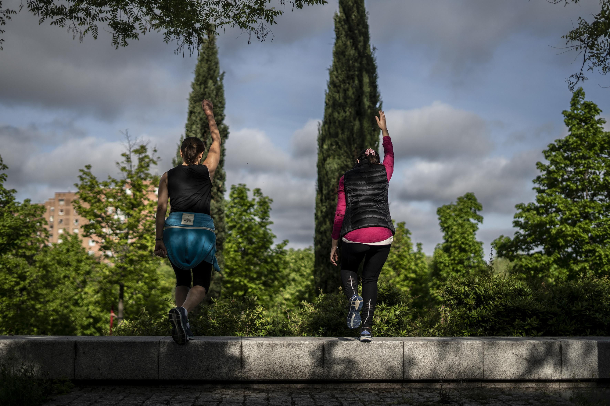 Una madre y su hija hacen ejercicios en el Paseo de la Virgen del Puerto