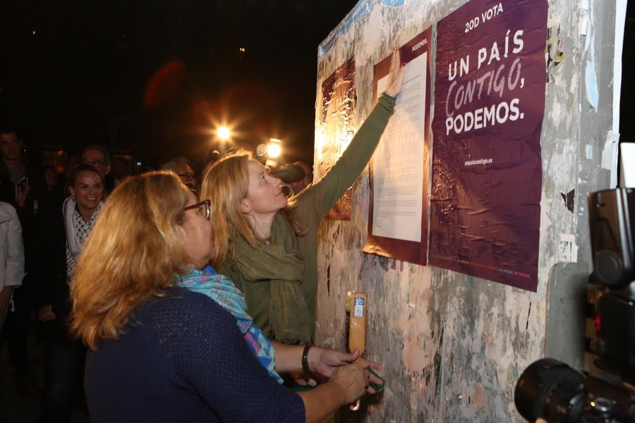 Pegada de carteles de Podemos.