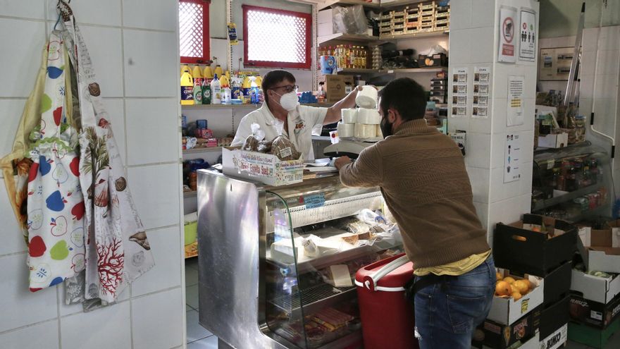 Ana en su puesto del mercado de Los Llanos de Aridane.