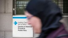 Una mujer pasa por delante del Centro de Atención Primaria Poblenou