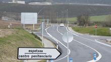Acceso al centro penitenciario de Zaballa, en Álava