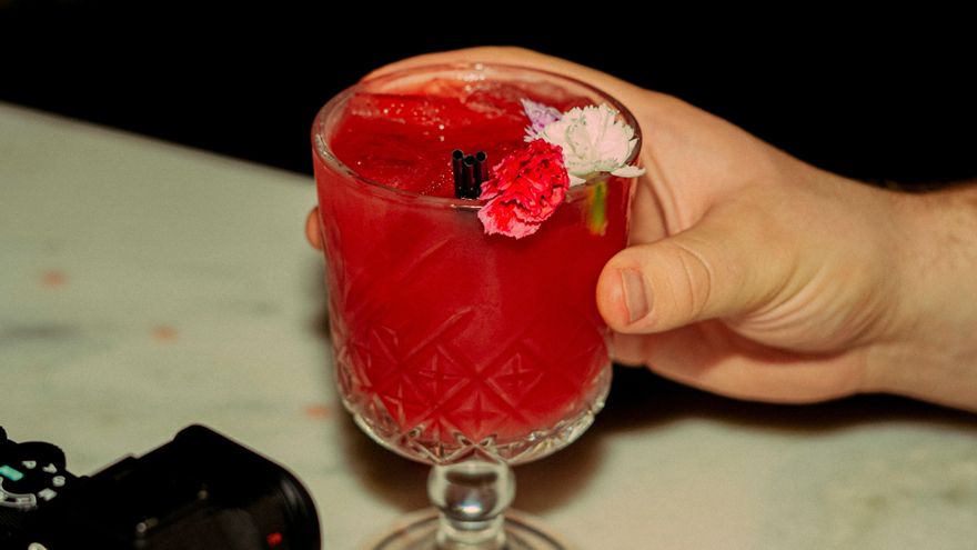 Cóctel de hibisco y frutos rojos.