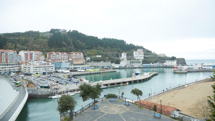 El dragado del puerto de Ondarroa supondrá extraer 83.500 metros cúbicos de arena y fango para garantizar la navegación