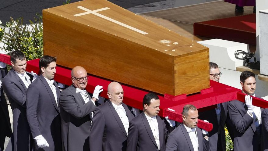 Los sediarios transportando el ataúd del papa Francisco en San Pedro