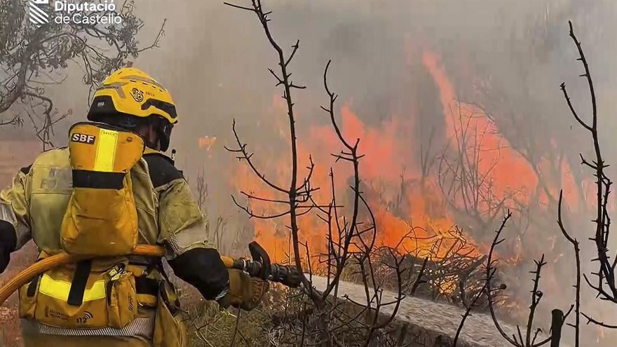 El incendio de Castellón se descontrola, entra en el parque natural de la sierra de Espadán y obliga a desalojar a 500 personas