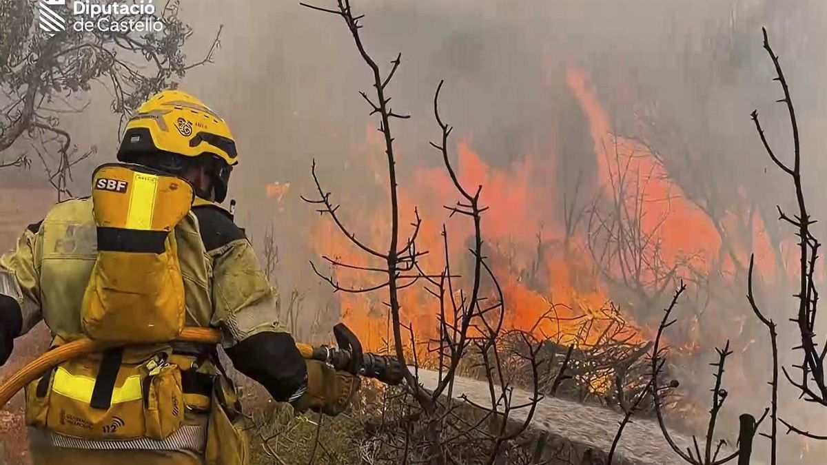 Un incendio en Castellón obliga a evacuar Azuébar, en pleno parque natural de la sierra de Espadán, y moviliza a la UME